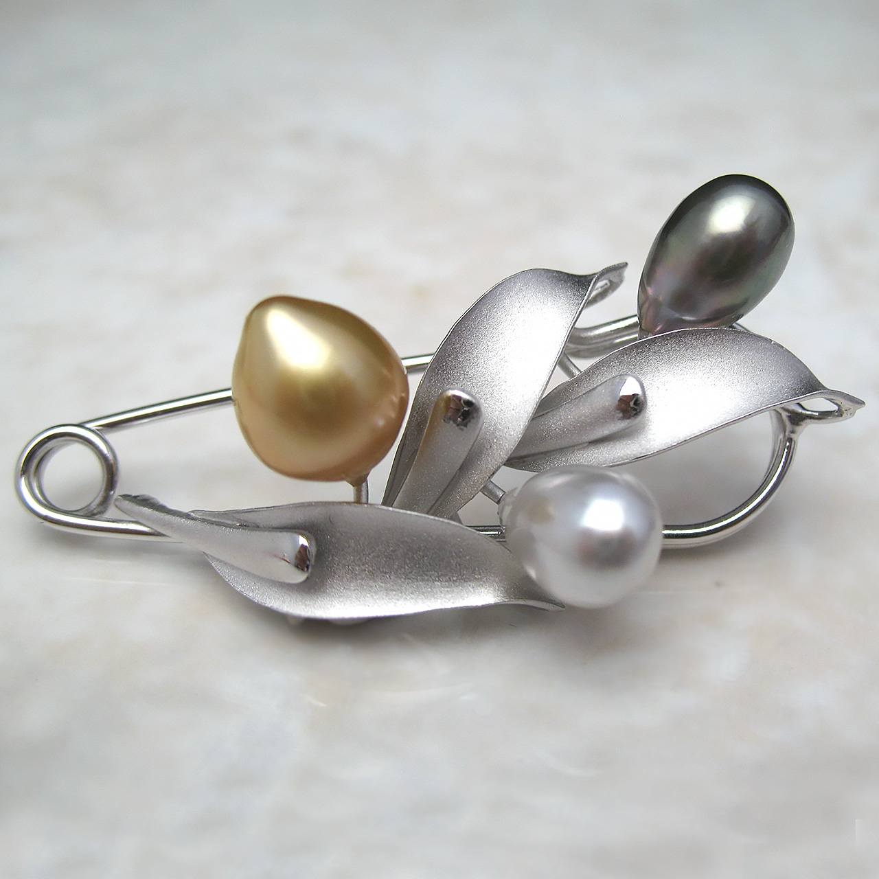 南洋金色・黒蝶ケシ・白蝶ケシ真珠安全ピンブローチ - 画像 (2)