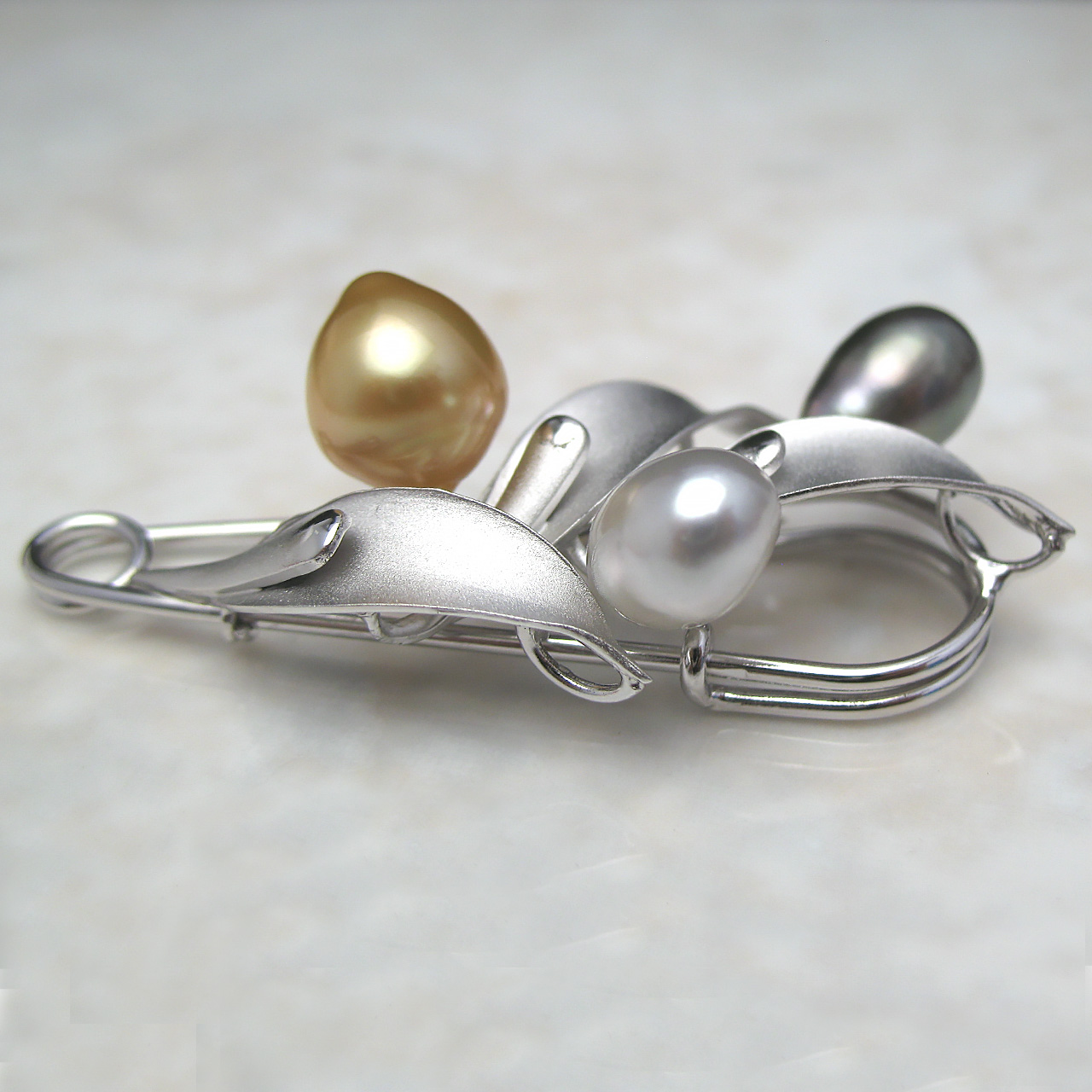 南洋金色・黒蝶ケシ・白蝶ケシ真珠安全ピンブローチ - 画像 (3)