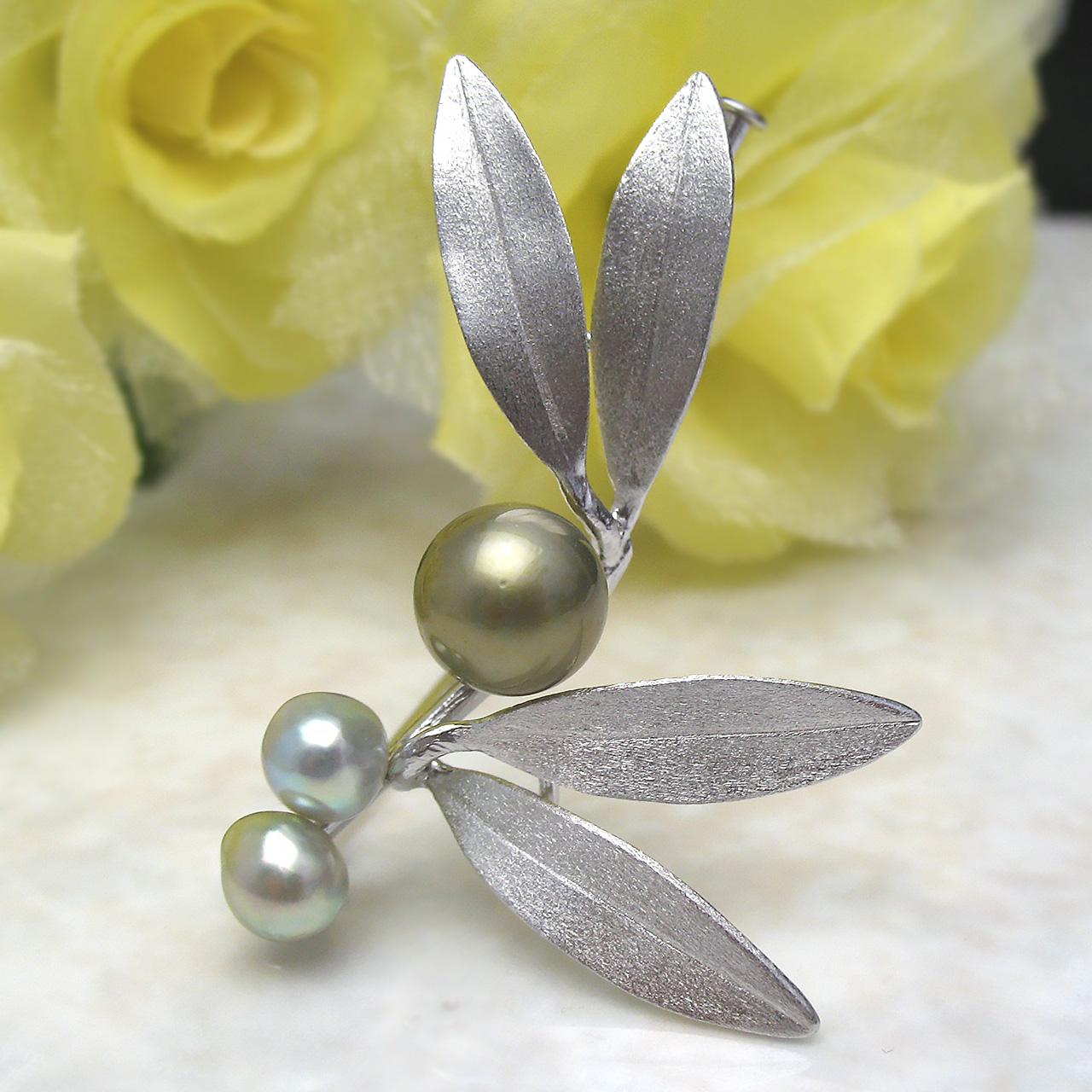 「オリーヴブローチ」