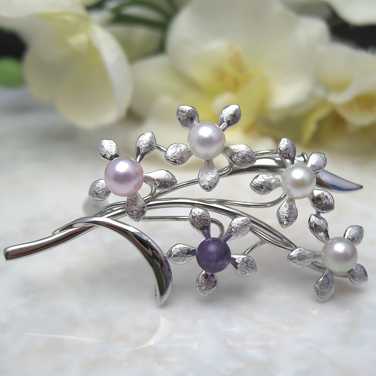 忘れな草のブローチ