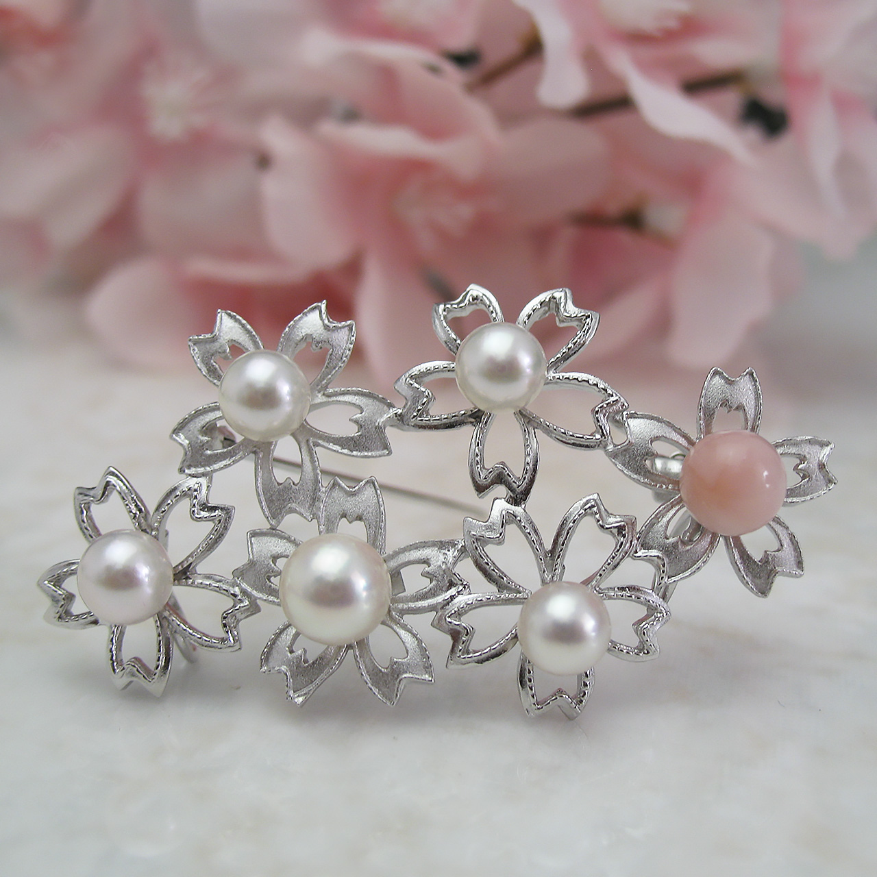 『散らない桜』ブローチ