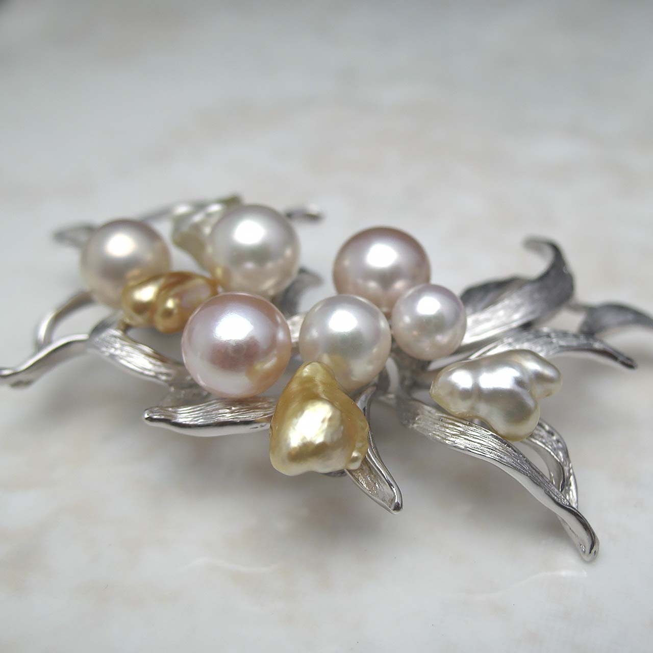 あこや・淡水＆南洋金色ケシ・白蝶ケシ ブローチ - 画像 (2)