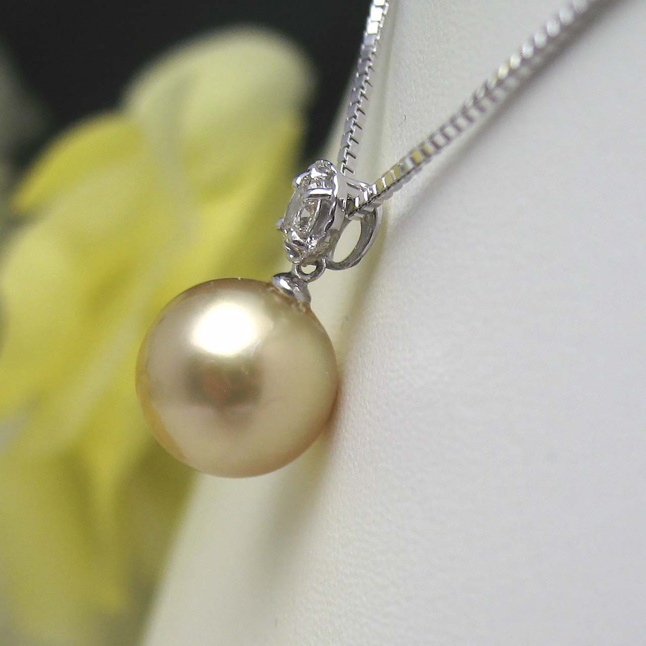 K18WG 南洋金色9.5ミリペンダント - 画像 (4)