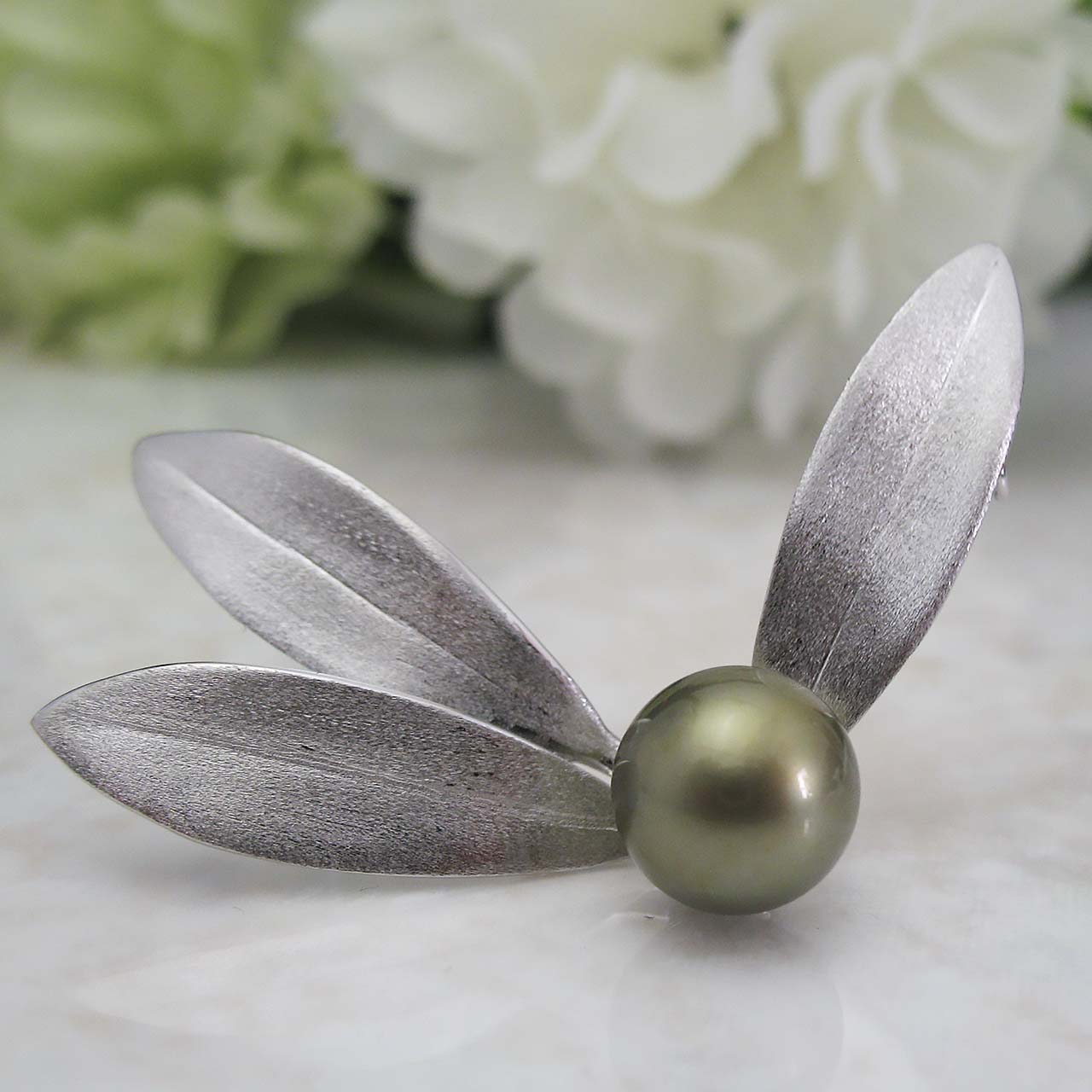 黒蝶真珠ピスタチオ染オリーブブローチ