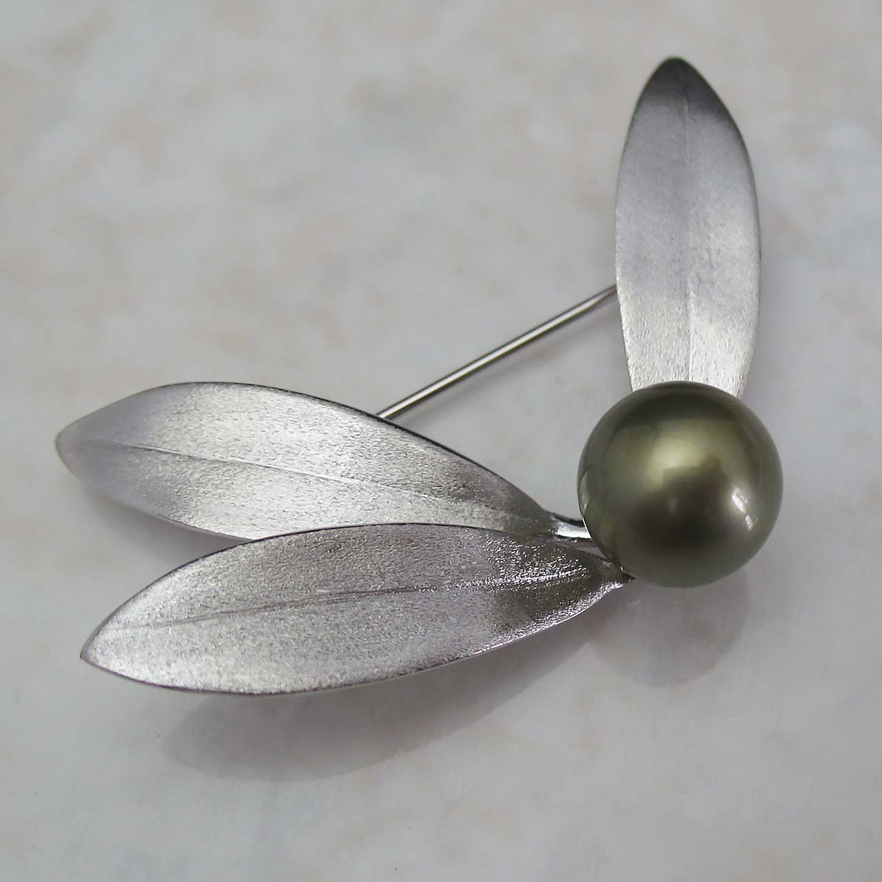 黒蝶真珠ピスタチオ染オリーブブローチ - 画像 (5)