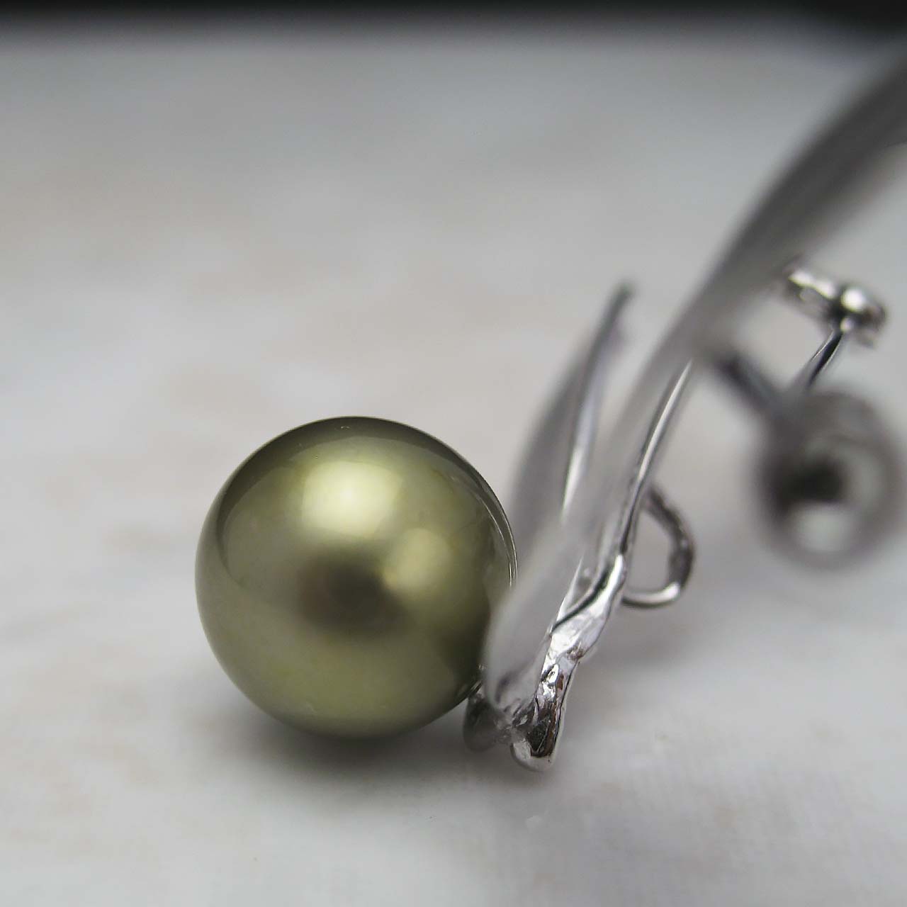 黒蝶真珠ピスタチオ染オリーブブローチ - 画像 (4)