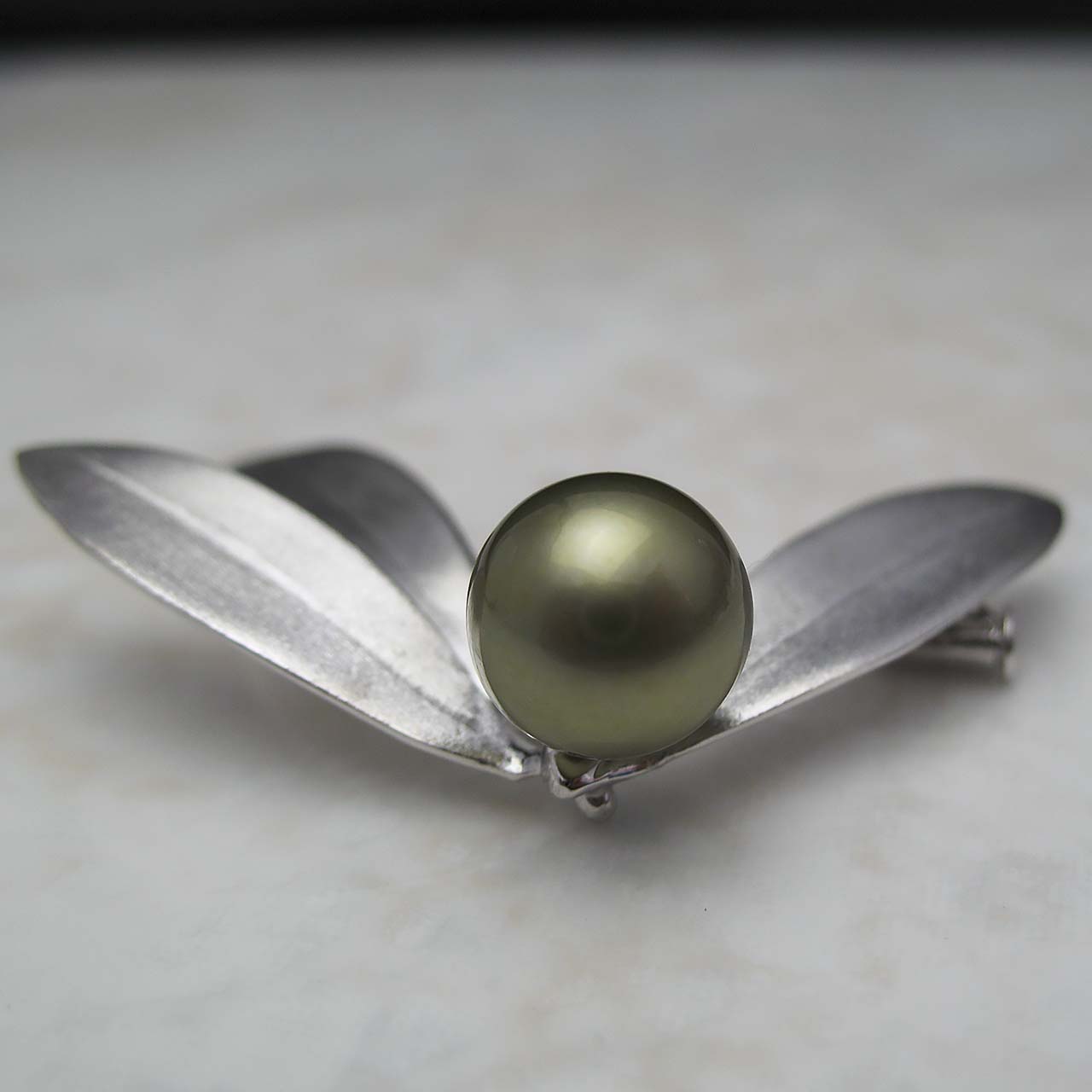 黒蝶真珠ピスタチオ染オリーブブローチ - 画像 (2)