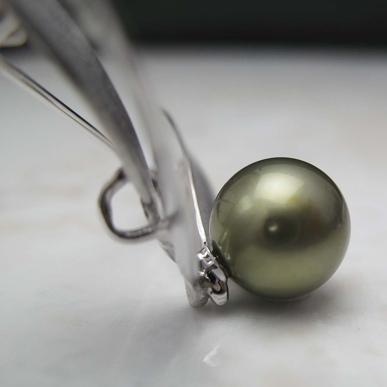 黒蝶真珠ピスタチオ染オリーブブローチ - 画像 (3)