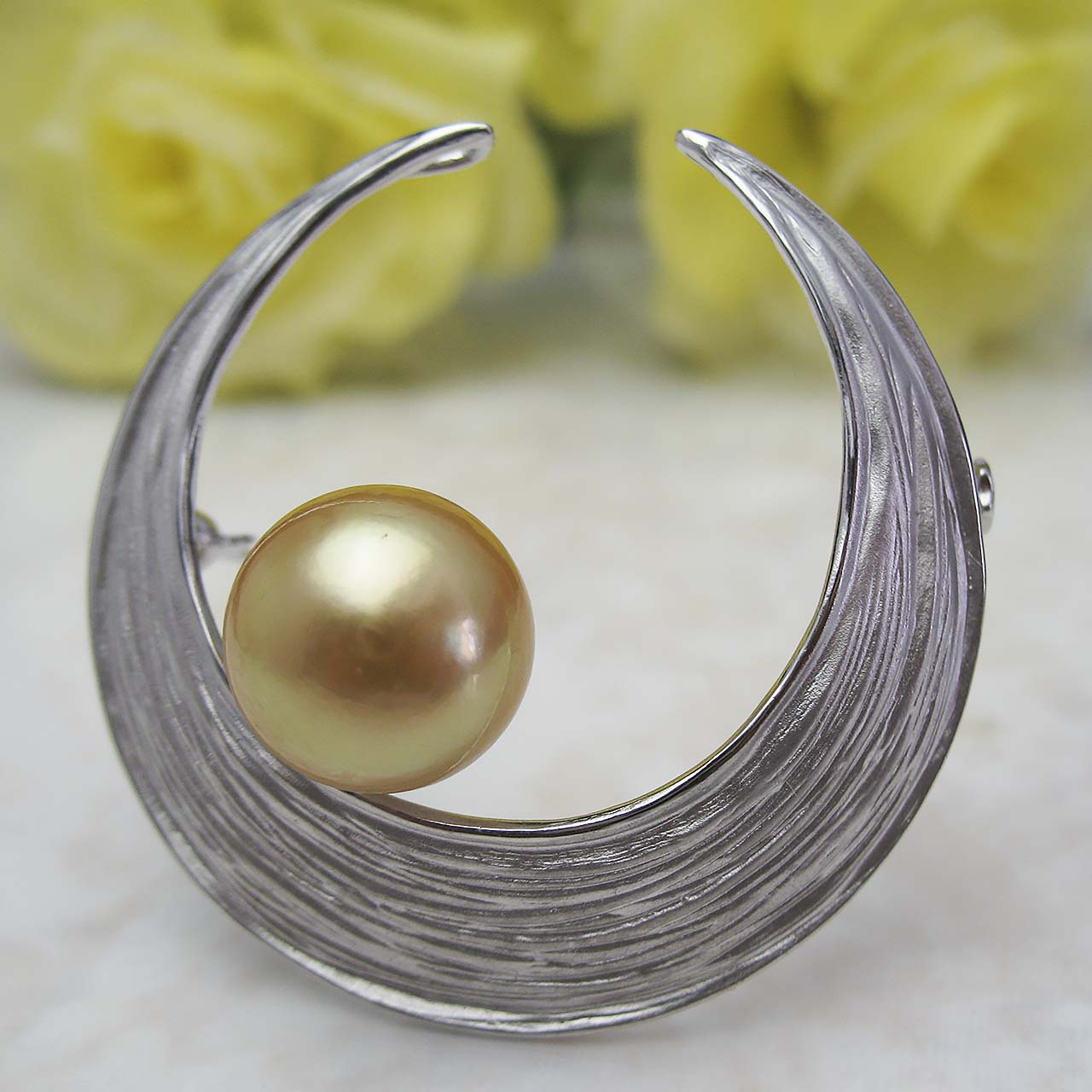 南洋金色 月ブローチ