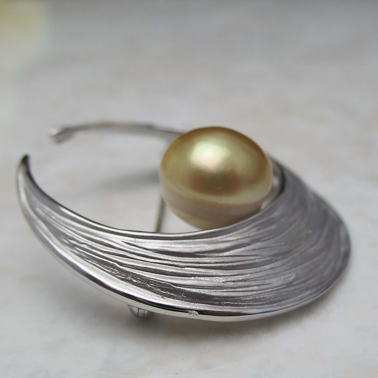 南洋金色 月ブローチ - 画像 (2)