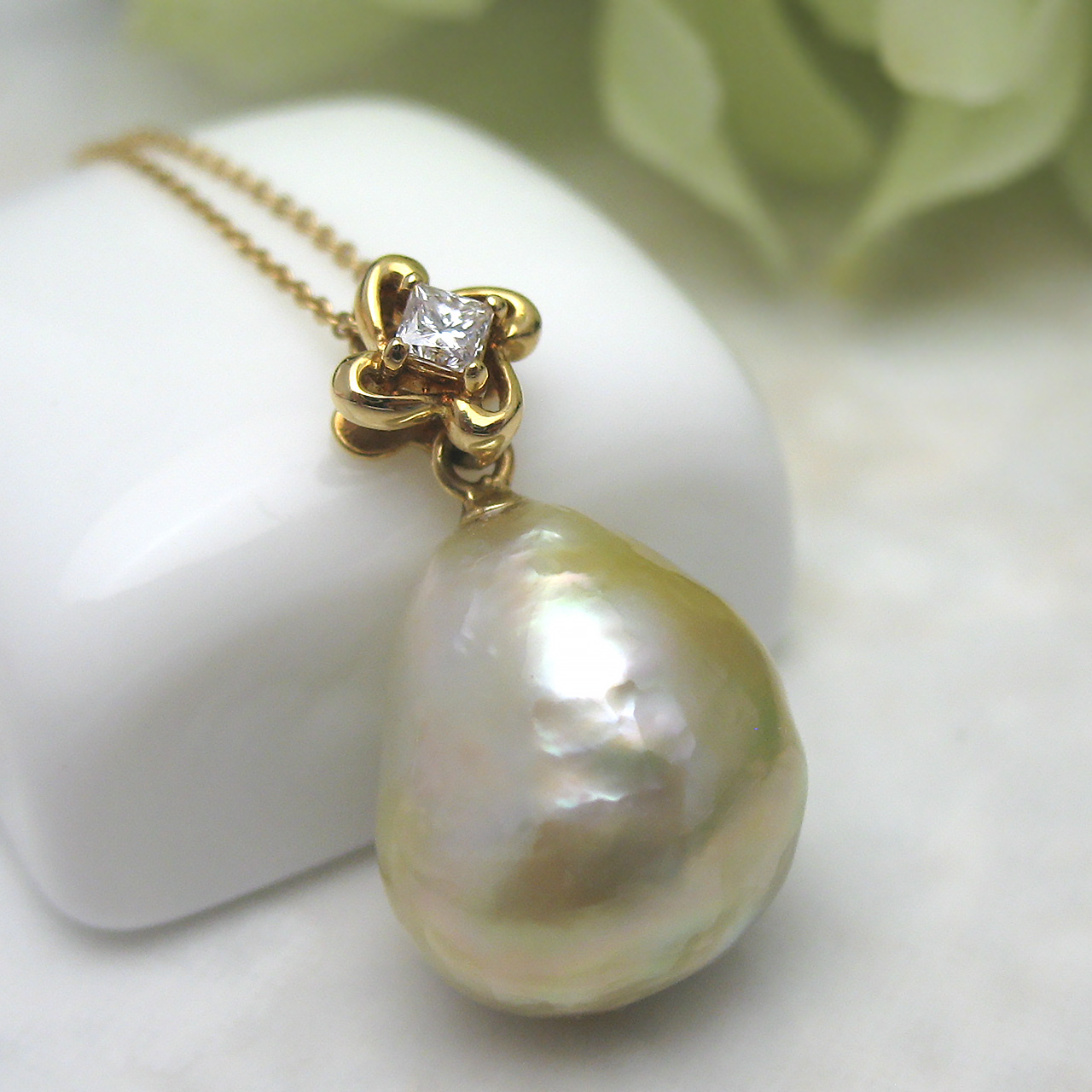 K18南洋白蝶ケシペンダント