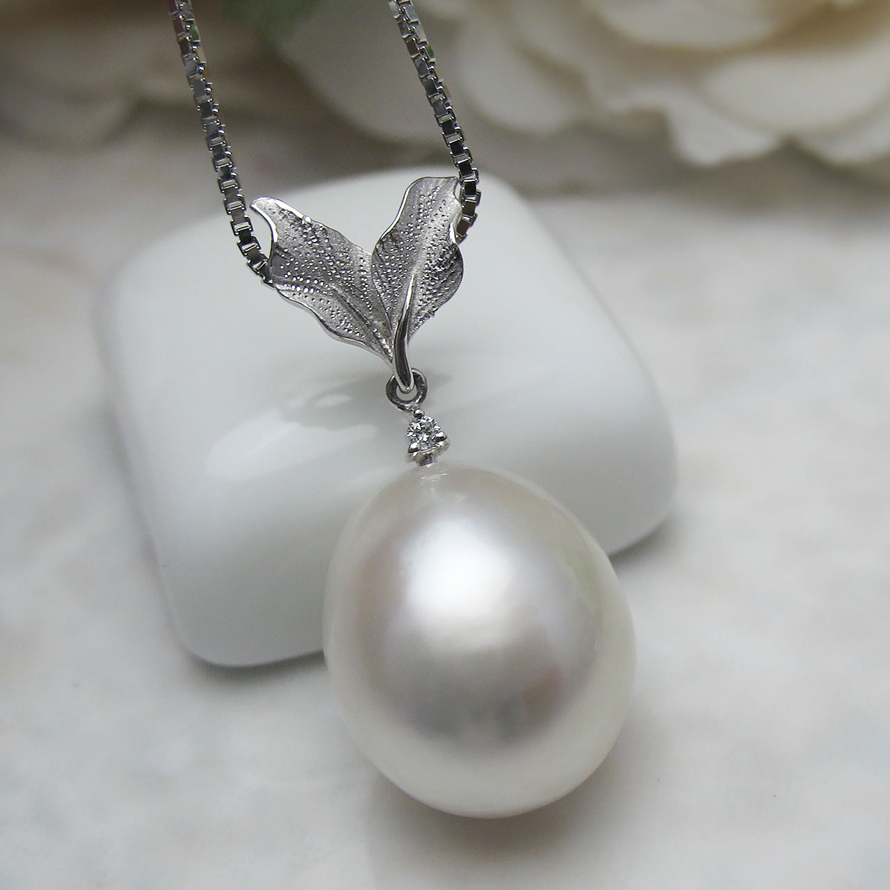 K18WG南洋白蝶&ダイヤペンダント