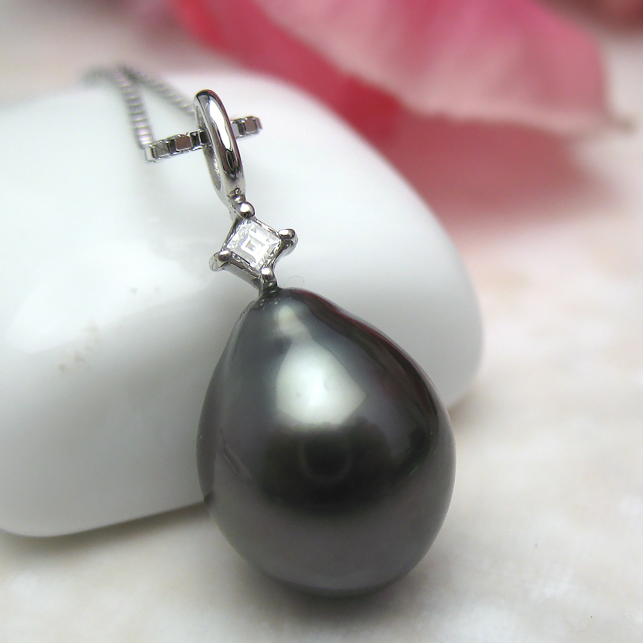 Pt900黒蝶&ダイヤペンダント10ミリ