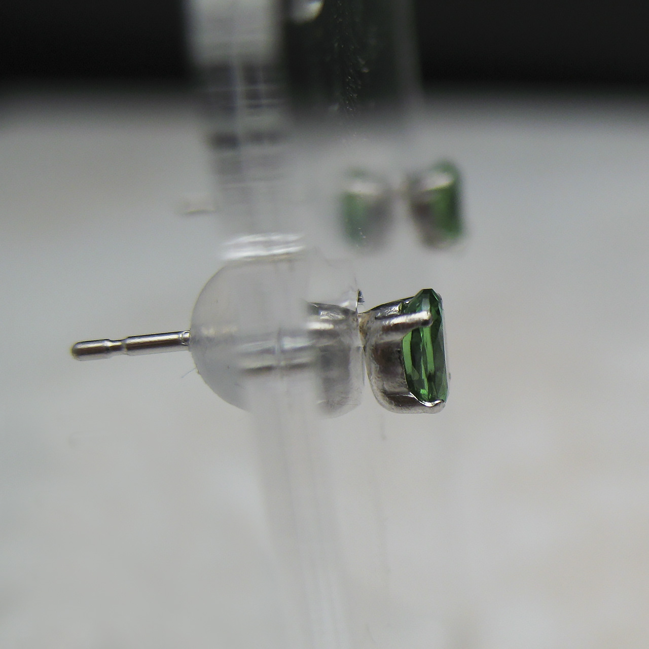 PT900ツァボライト（グリーンガーネット）ピアス - 画像 (3)