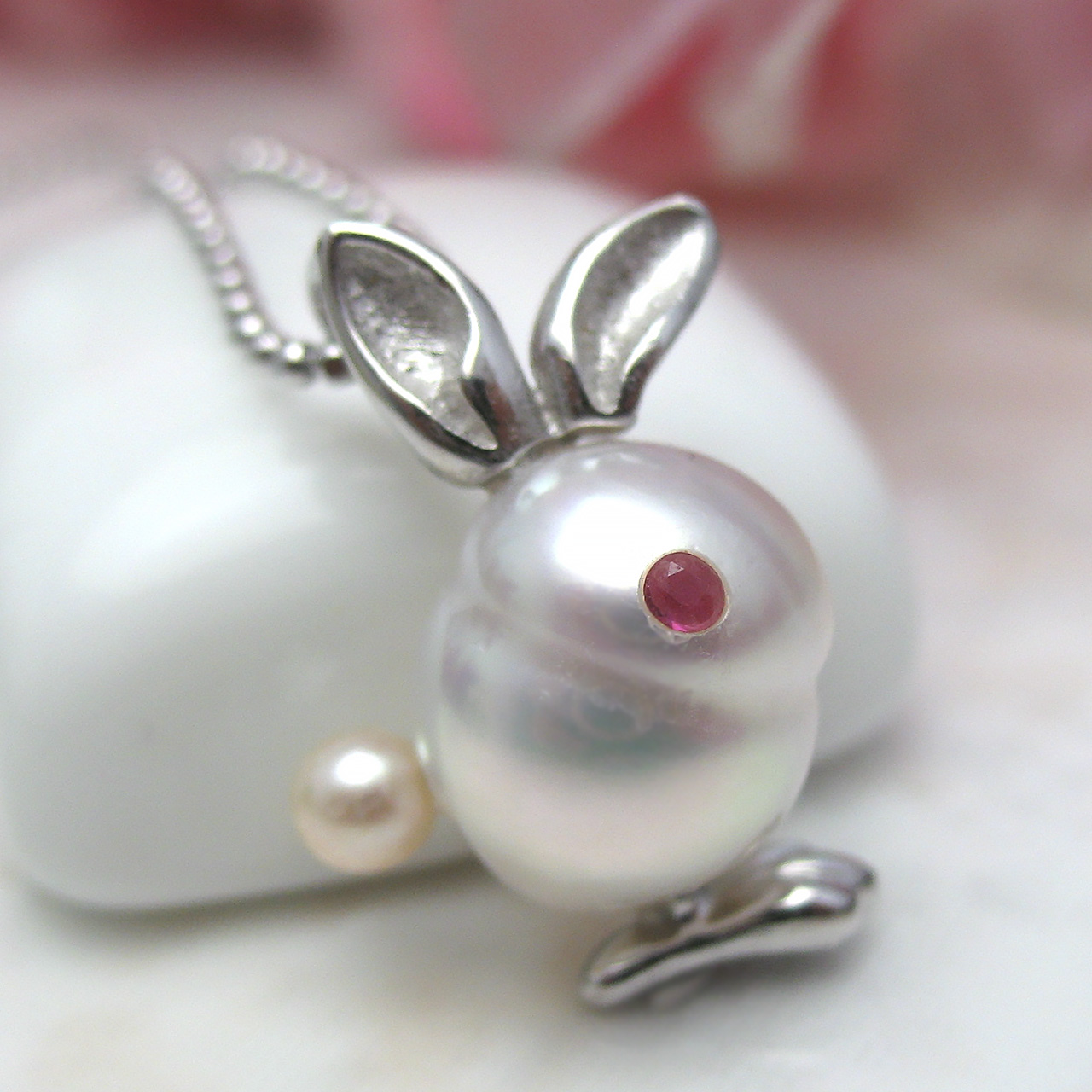 『 帰って来た 白蝶うさこ ルビーアイ スペシャル』ペンダント