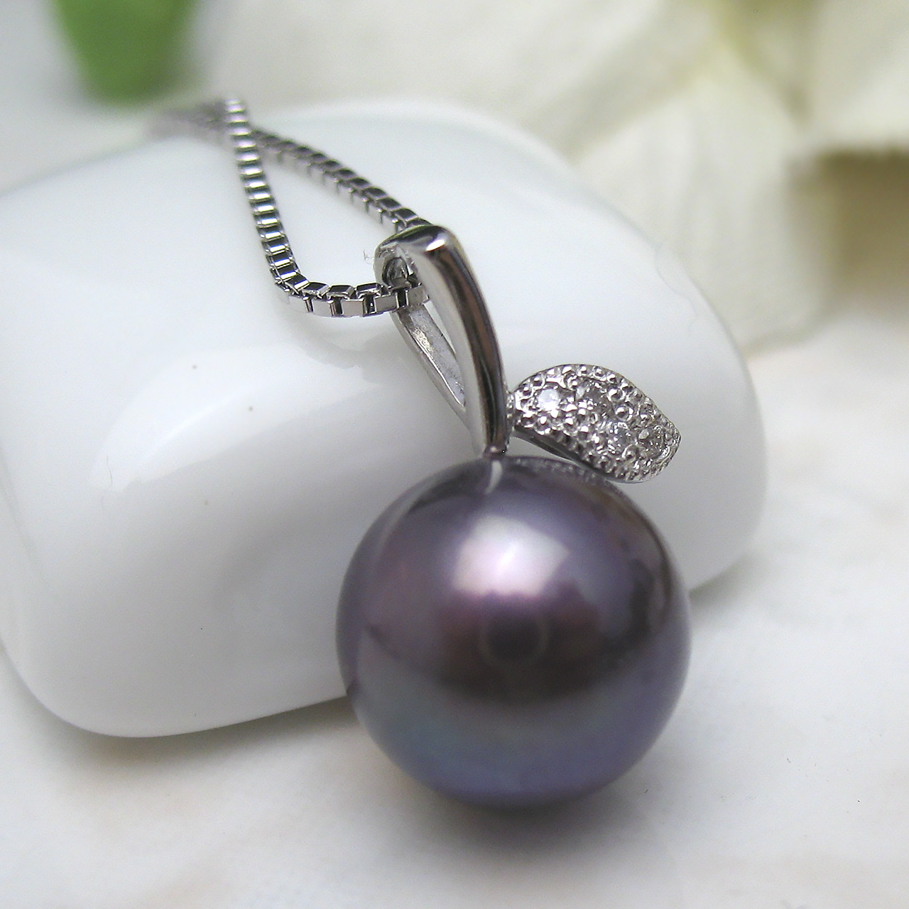 有核淡水真珠 9.9ミリPt900リンゴちゃんペンダント