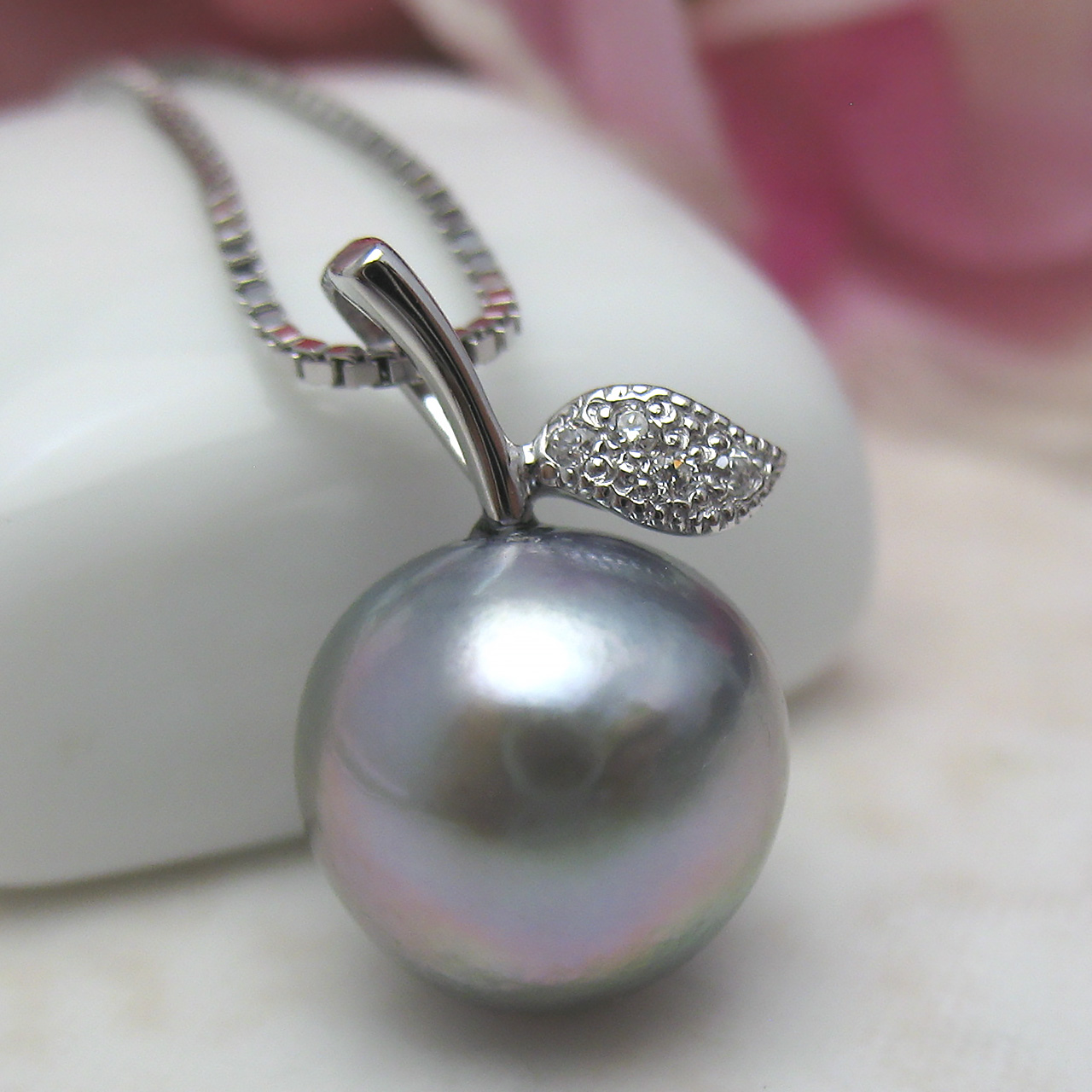 SV 10ミリ黒蝶りんごちゃん ペンダント