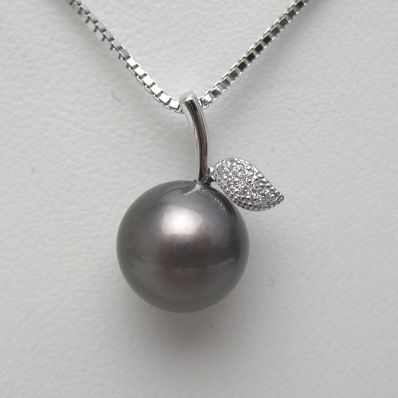 黒蝶真珠 9.3ミリSVリンゴちゃんペンダント - 画像 (3)