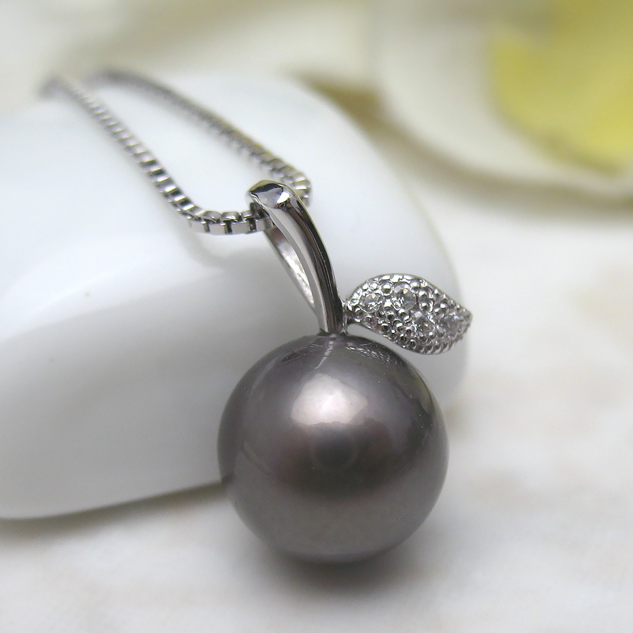 黒蝶真珠 9.3ミリSVリンゴちゃんペンダント