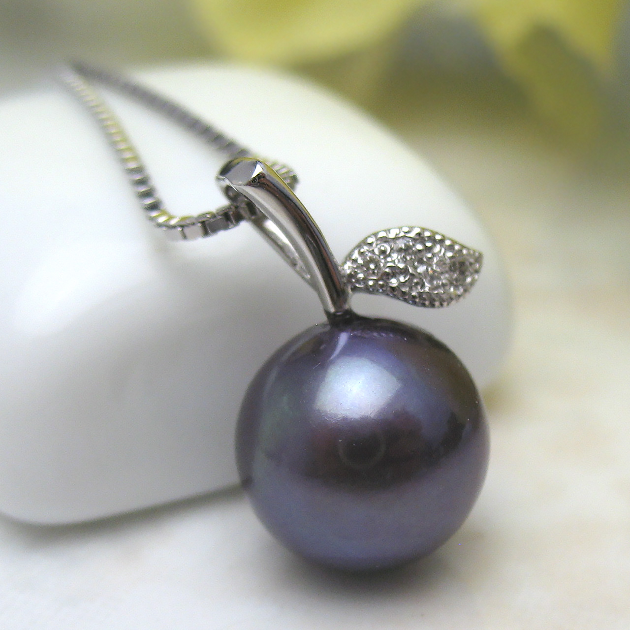 淡水真珠 トッピン9.5ミリPt900リンゴちゃんペンダント